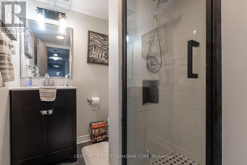 22 Almond Road, London, ON - Indoor Photo Showing Bathroom