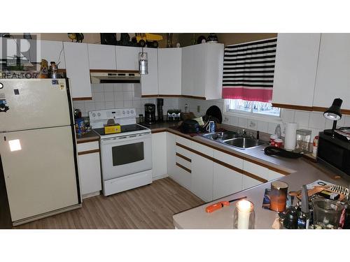 7519 Crest-A-Way Road, Oliver, BC - Indoor Photo Showing Kitchen With Double Sink