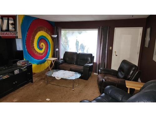 7519 Crest-A-Way Road, Oliver, BC - Indoor Photo Showing Living Room