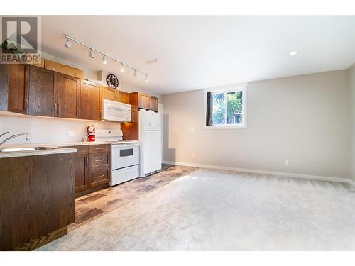 1120 First Street W, Revelstoke, BC - Indoor Photo Showing Kitchen