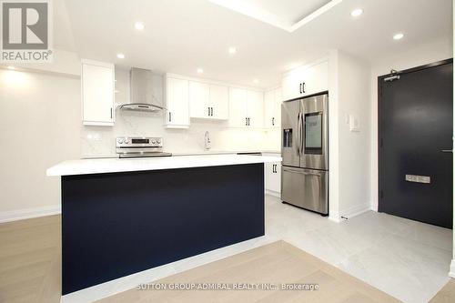 321 - 451 The West Mall, Toronto, ON - Indoor Photo Showing Kitchen