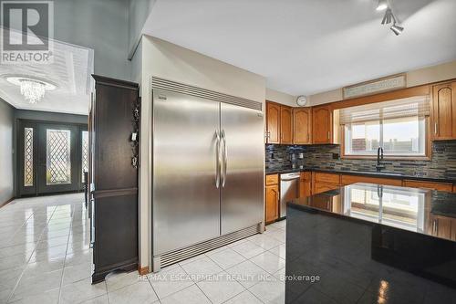 15 Presidio Drive, Hamilton, ON - Indoor Photo Showing Kitchen With Stainless Steel Kitchen