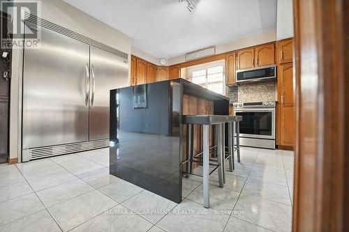 15 Presidio Drive, Hamilton, ON - Indoor Photo Showing Kitchen