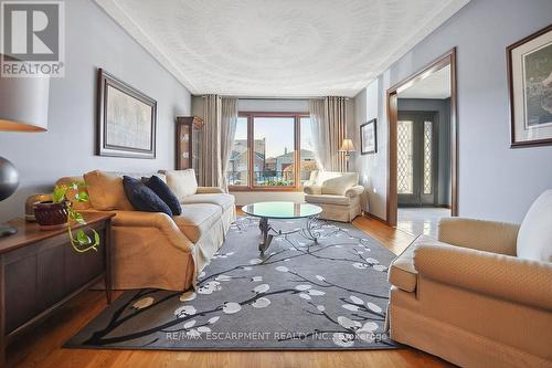 15 Presidio Drive, Hamilton, ON - Indoor Photo Showing Living Room