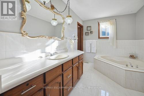 15 Presidio Drive, Hamilton, ON - Indoor Photo Showing Bathroom