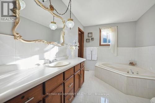 15 Presidio Drive, Hamilton, ON - Indoor Photo Showing Bathroom