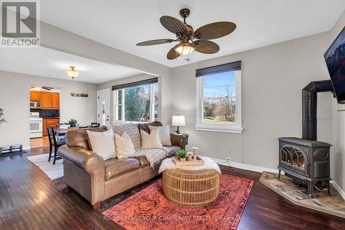 33 Sunnidale Boulevard, Georgina, ON - Indoor Photo Showing Living Room