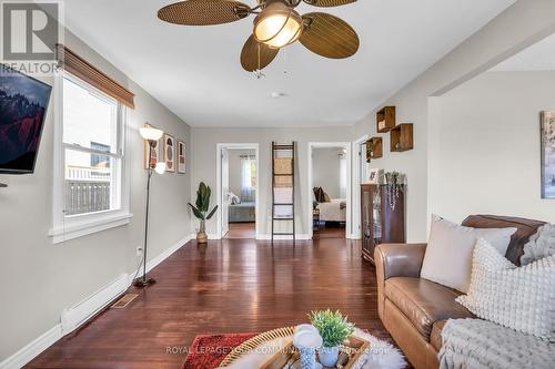 33 Sunnidale Boulevard, Georgina, ON - Indoor Photo Showing Living Room