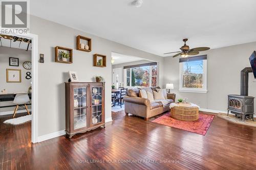 33 Sunnidale Boulevard, Georgina, ON - Indoor Photo Showing Living Room