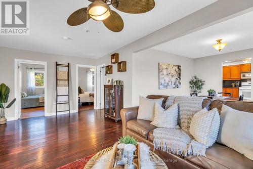 33 Sunnidale Boulevard, Georgina, ON - Indoor Photo Showing Living Room