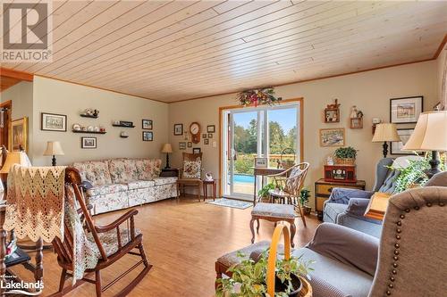 2 Earl'S Court, Mcdougall, ON - Indoor Photo Showing Living Room