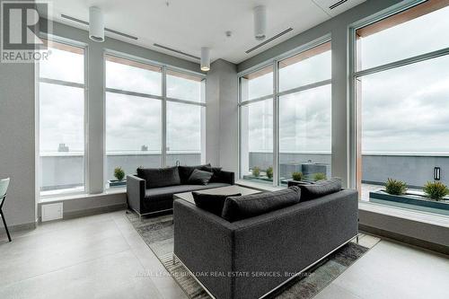 1103 - 500 Brock Avenue, Burlington, ON - Indoor Photo Showing Living Room