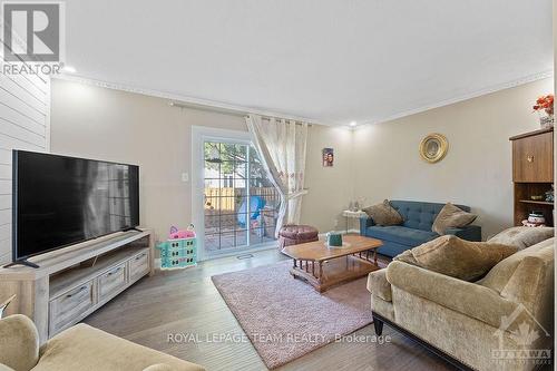 6397 Natalie Way, Ottawa, ON - Indoor Photo Showing Living Room