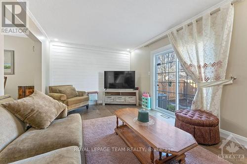 6397 Natalie Way, Ottawa, ON - Indoor Photo Showing Living Room