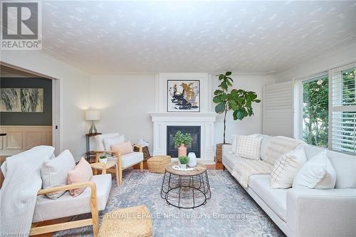 33 Berkwood Place, Pelham, ON - Indoor Photo Showing Living Room With Fireplace