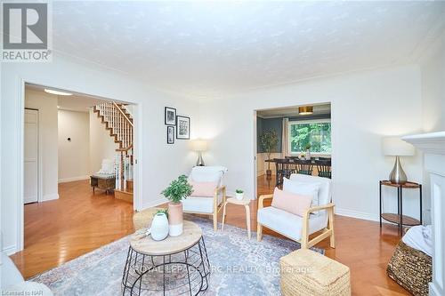 33 Berkwood Place, Pelham, ON - Indoor Photo Showing Living Room