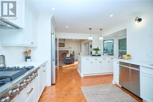 33 Berkwood Place, Pelham, ON - Indoor Photo Showing Kitchen With Upgraded Kitchen