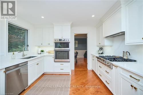 33 Berkwood Place, Pelham, ON - Indoor Photo Showing Kitchen With Upgraded Kitchen