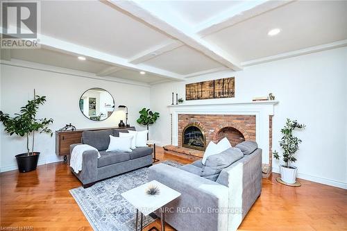 33 Berkwood Place, Pelham, ON - Indoor Photo Showing Living Room With Fireplace