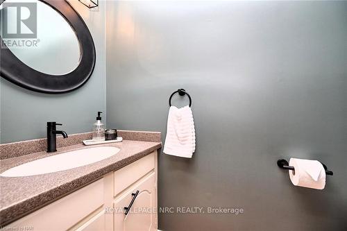 33 Berkwood Place, Pelham, ON - Indoor Photo Showing Bathroom