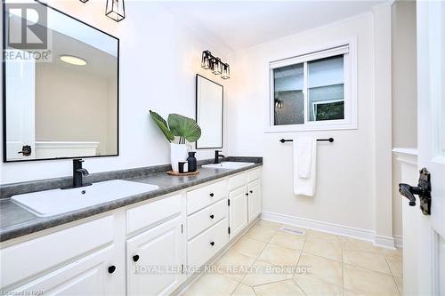 33 Berkwood Place, Pelham, ON - Indoor Photo Showing Bathroom