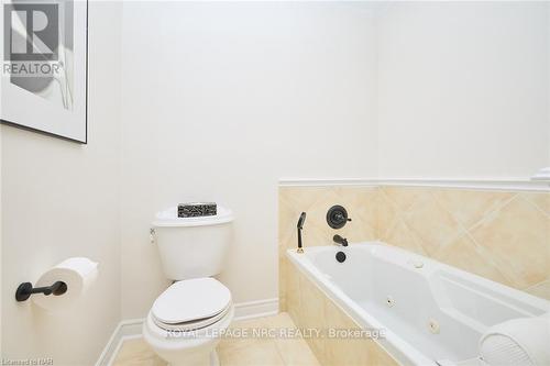 33 Berkwood Place, Pelham, ON - Indoor Photo Showing Bathroom