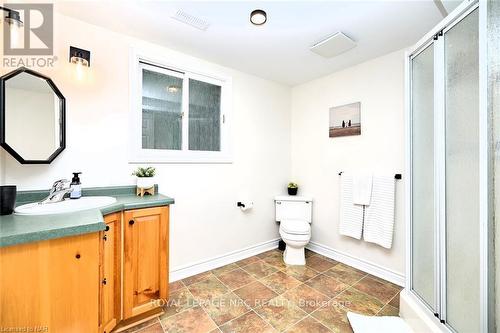 33 Berkwood Place, Pelham, ON - Indoor Photo Showing Bathroom