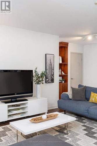 702 - 205 Frederick Street, Toronto, ON - Indoor Photo Showing Living Room