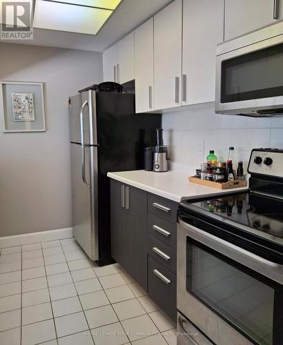 809 - 77 Harbour Square W, Toronto, ON - Indoor Photo Showing Kitchen