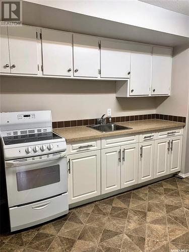 267 7Th Avenue Nw, Swift Current, SK - Indoor Photo Showing Kitchen