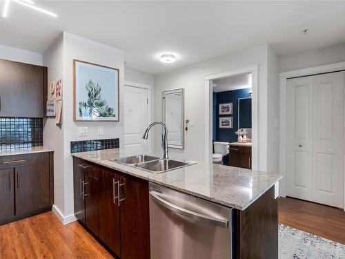 403-1405 Esquimalt Rd, Esquimalt, BC - Indoor Photo Showing Kitchen With Double Sink