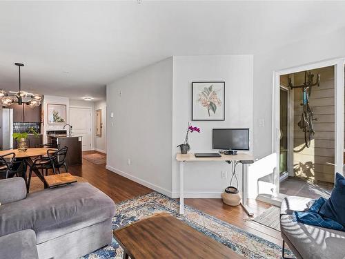 403-1405 Esquimalt Rd, Esquimalt, BC - Indoor Photo Showing Living Room