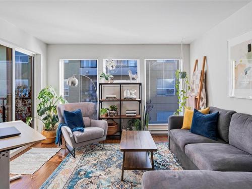 403-1405 Esquimalt Rd, Esquimalt, BC - Indoor Photo Showing Living Room