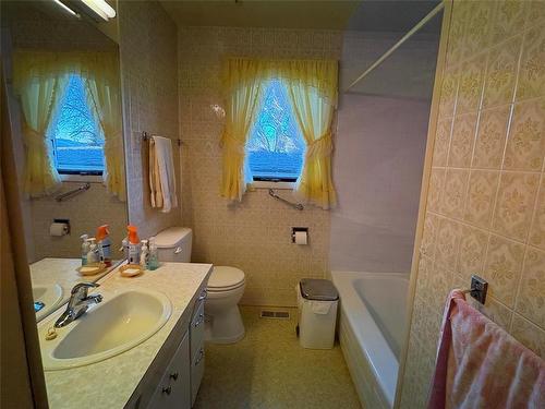 55 Lilac Avenue, Hamiota, MB - Indoor Photo Showing Bathroom