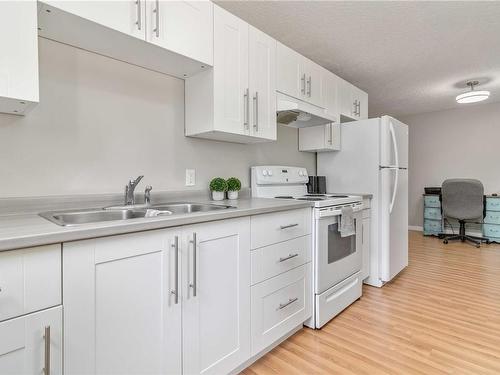 2631 Capital Hts, Victoria, BC - Indoor Photo Showing Kitchen With Double Sink