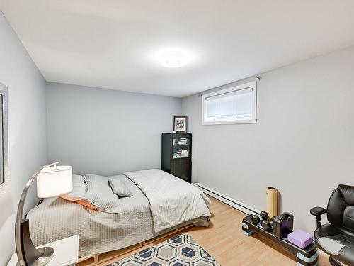 Chambre Ã Â coucher - 16 Rue Laval, Saint-Jean-Sur-Richelieu, QC - Indoor Photo Showing Bedroom