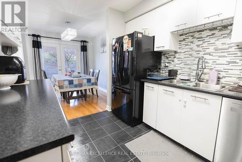 2761 Huntingdon Trail, Oakville, ON - Indoor Photo Showing Kitchen With Double Sink With Upgraded Kitchen