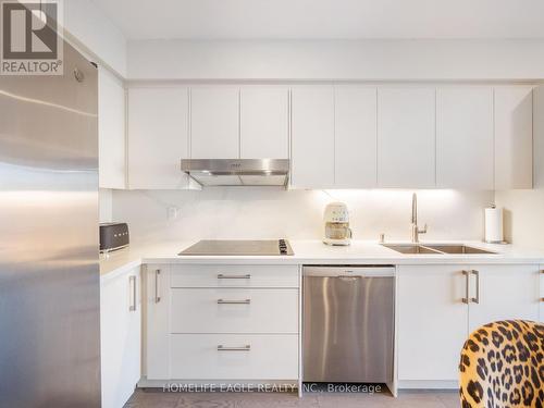 39 Walkview Crescent, Richmond Hill, ON - Indoor Photo Showing Kitchen With Double Sink