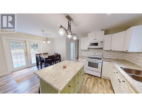 1039 Marsh Road, Quesnel, BC - Indoor Photo Showing Kitchen With Double Sink