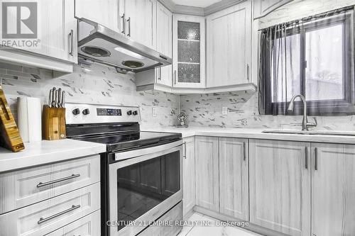 23 Hector Court, Brampton, ON - Indoor Photo Showing Kitchen With Upgraded Kitchen