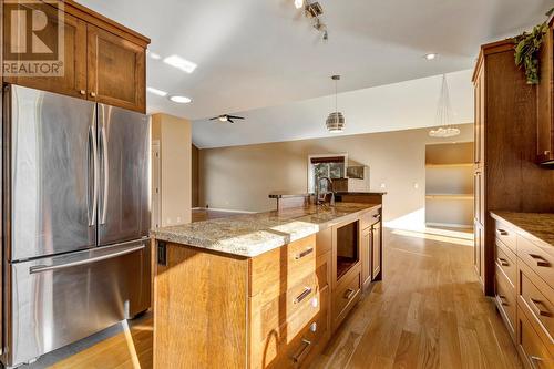 565 San Cabrio Court, Kelowna, BC - Indoor Photo Showing Kitchen