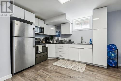 1427 Kains Woods Terrace, London, ON - Indoor Photo Showing Kitchen