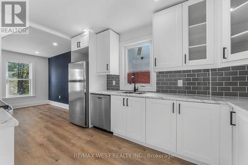 57 Stirton Street, Hamilton, ON - Indoor Photo Showing Kitchen With Upgraded Kitchen