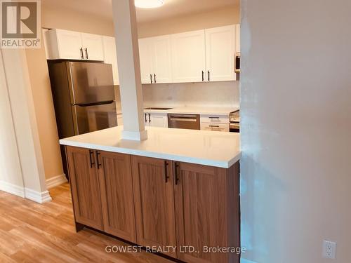 812 - 1320 Mississauga Valley Boulevard, Mississauga, ON - Indoor Photo Showing Kitchen