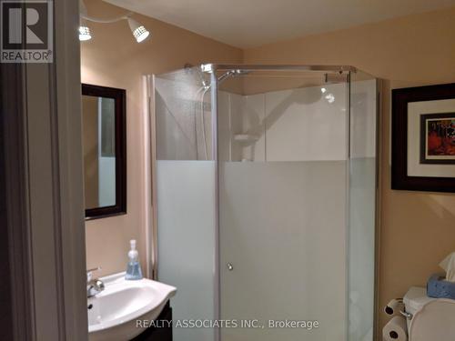 1315 Crossfield Bend, Mississauga, ON - Indoor Photo Showing Bathroom