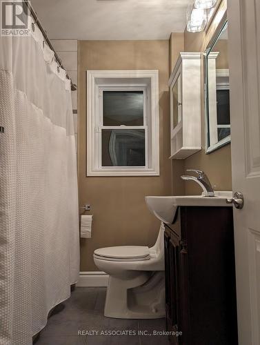 1315 Crossfield Bend, Mississauga, ON - Indoor Photo Showing Bathroom