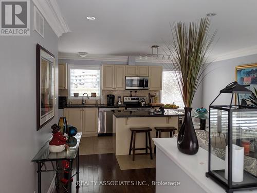 1315 Crossfield Bend, Mississauga, ON - Indoor Photo Showing Kitchen