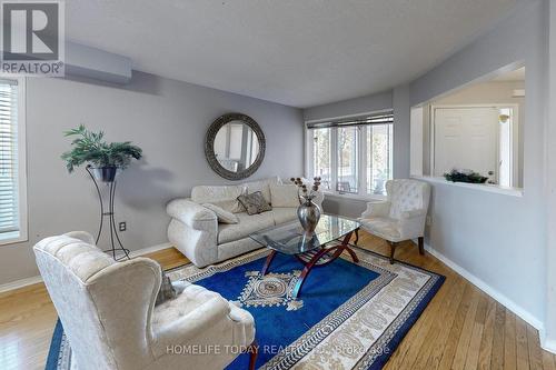 4 Kalmar Crescent, Richmond Hill, ON - Indoor Photo Showing Living Room