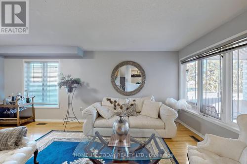 4 Kalmar Crescent, Richmond Hill, ON - Indoor Photo Showing Living Room