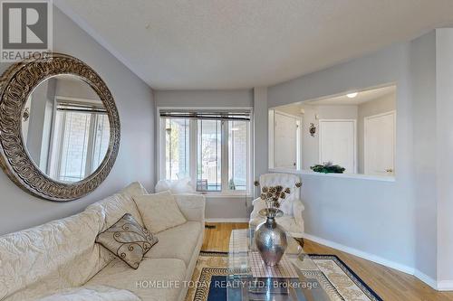 4 Kalmar Crescent, Richmond Hill, ON - Indoor Photo Showing Living Room